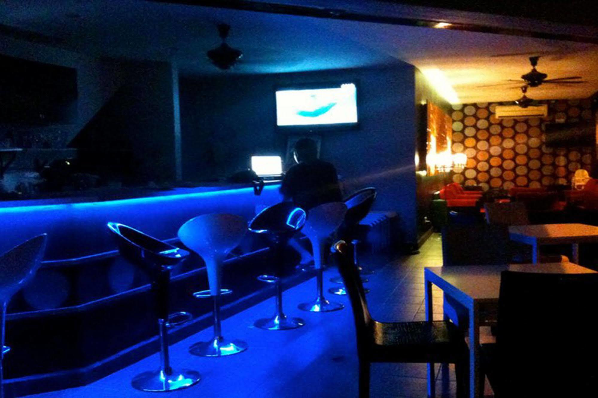 One Motel And Cafe Kuah Buitenkant foto