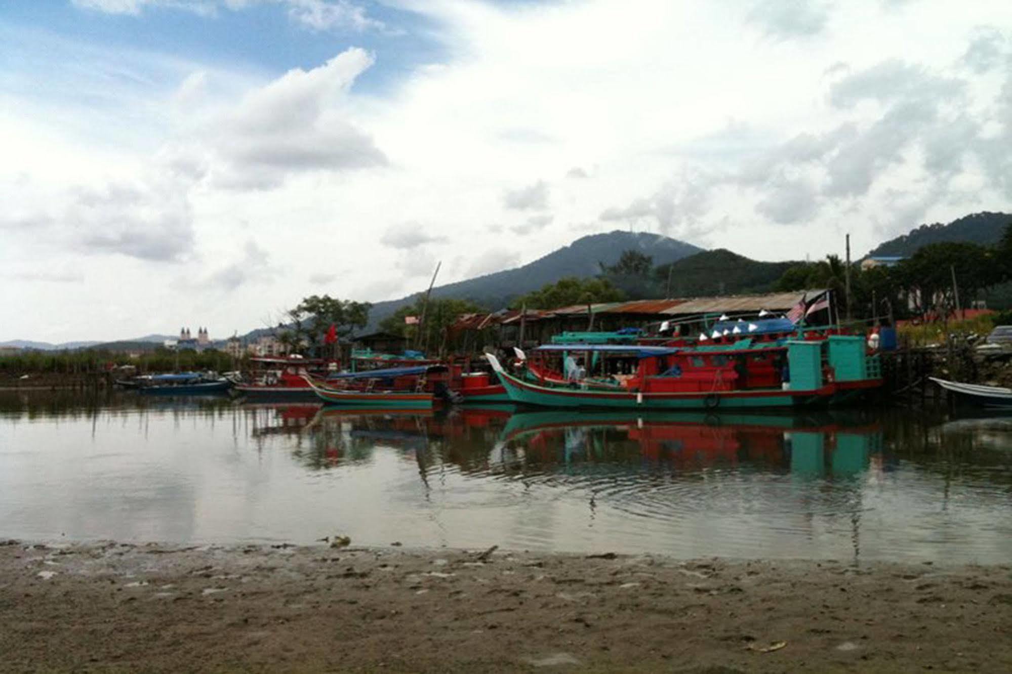 One Motel And Cafe Kuah Buitenkant foto